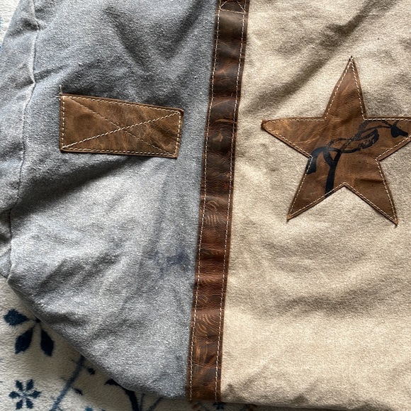 NWT barrel shack weekender - Picture 7 of 10